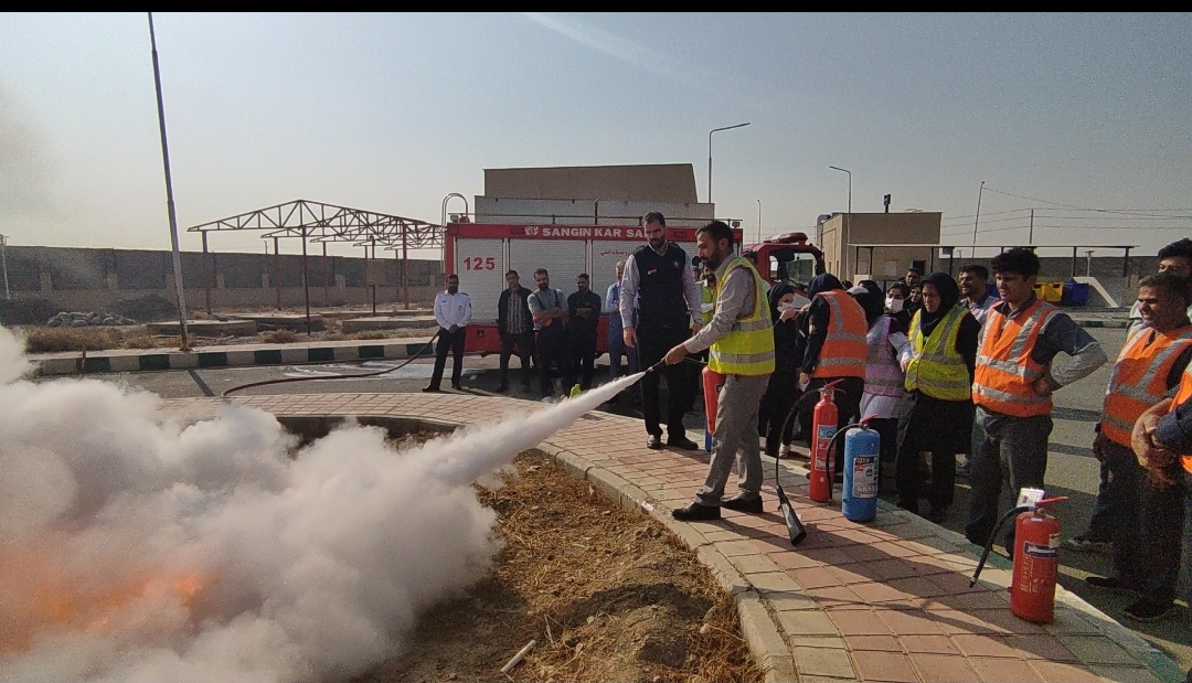 برگزاری کلاس آموزشی و مانور عملی اطفاء حریق در بیمارستان شهدای سلامت 