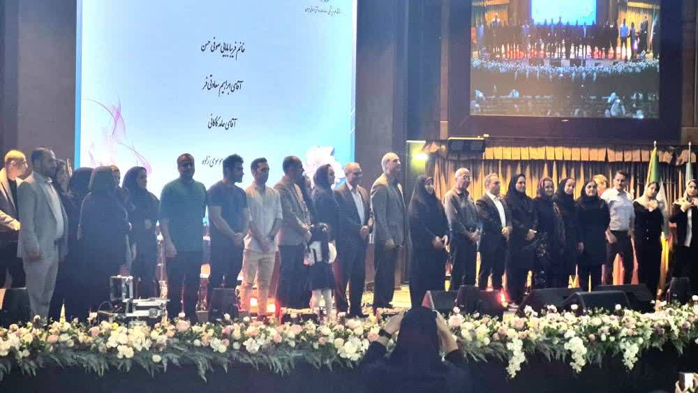 تقدیر از پرستاران برگزیده بیمارستان شهدای سلامت در مراسم جشن روز پرستار دانشگاه علوم پزشکی ایران